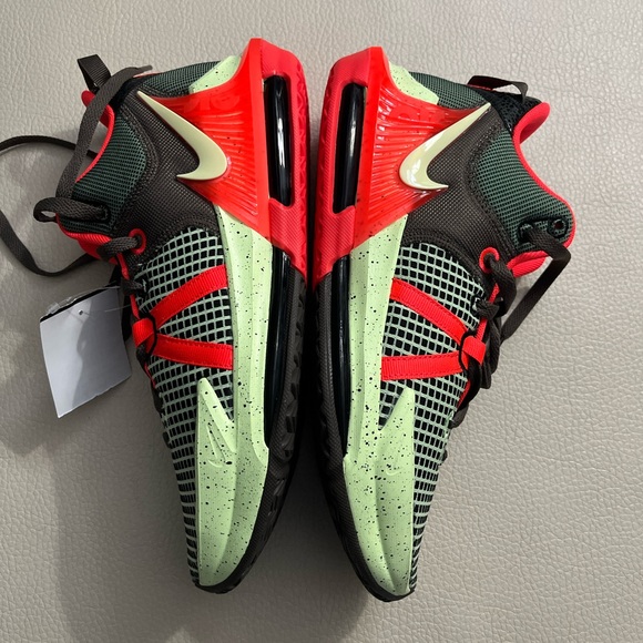 NWOB - Nike LeBron Witness 7 Low Top Basketball Shoes - US Size 8.5 - Picture 4 of 7